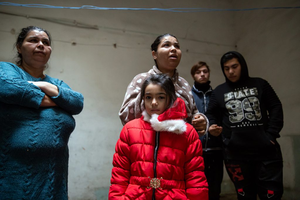 Opt familii din București speră ca primăria să nu le dea afară din casa abandonată din Sectorul 5 în care și-au făcut un cămin