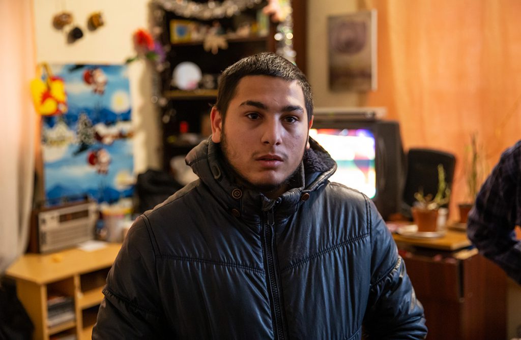 Opt familii din București speră ca primăria să nu le dea afară din casa abandonată din Sectorul 5 în care și-au făcut un cămin