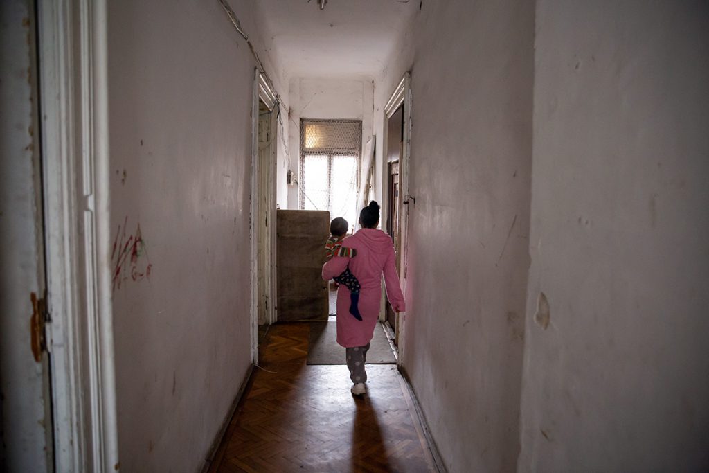 Opt familii din București speră ca primăria să nu le dea afară din casa abandonată din Sectorul 5 în care și-au făcut un cămin