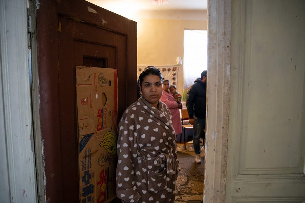 Opt familii din București speră ca primăria să nu le dea afară din casa abandonată din Sectorul 5 în care și-au făcut un cămin