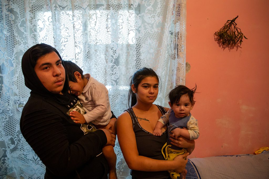 Opt familii din București speră ca primăria să nu le dea afară din casa abandonată din Sectorul 5 în care și-au făcut un cămin
