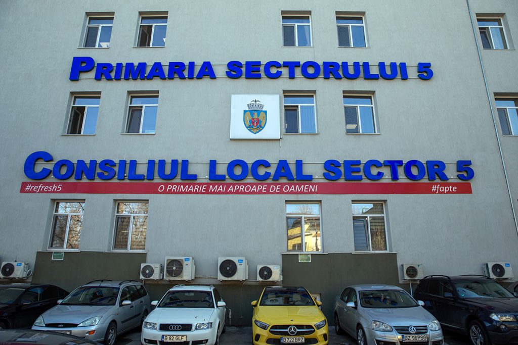 Opt familii din București speră ca primăria să nu le dea afară din casa abandonată din Sectorul 5 în care și-au făcut un cămin