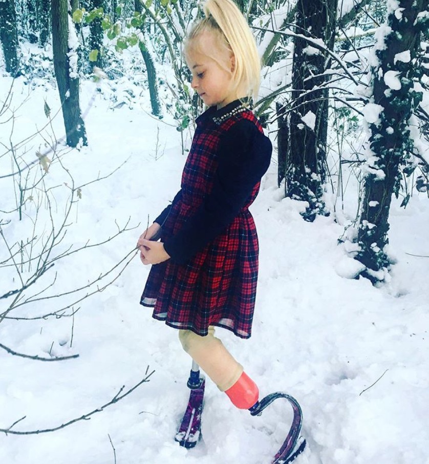 Daisy-May Demetre- fetita blonda cu proteze la picioare, stand in zapada