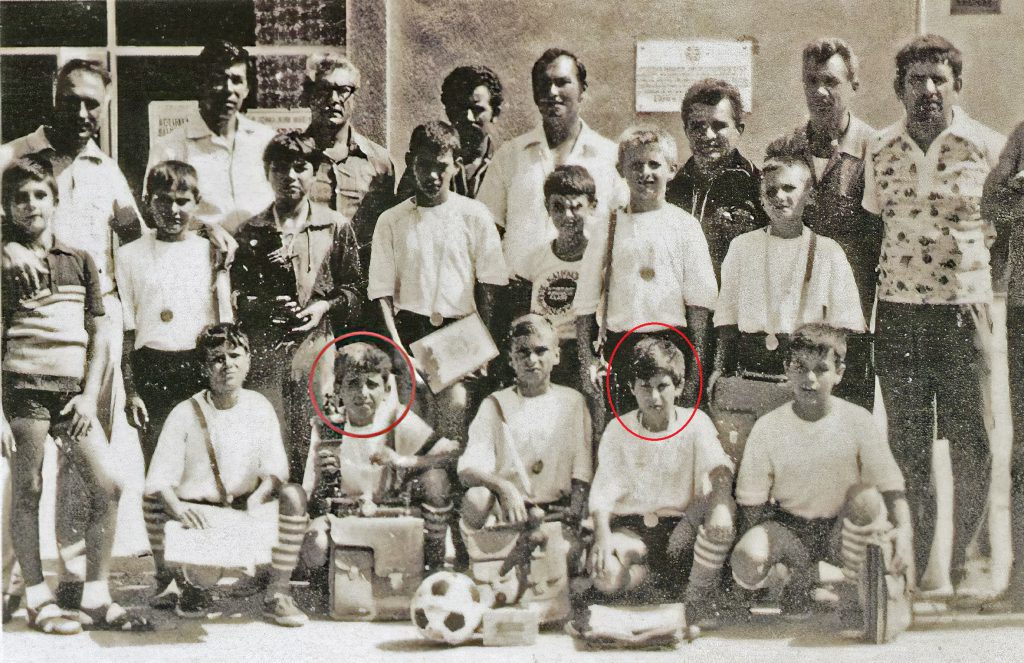 Aurel Smându, rândul de sus, al doilea din dreapta, iar Gheorghe Hagi se află pe același rând, al doilea din stânga. Din acea echipă a mai făcut parte și Alexandu ”Sandi” Popoivici, rândul din mijloc, al doilea din stânga