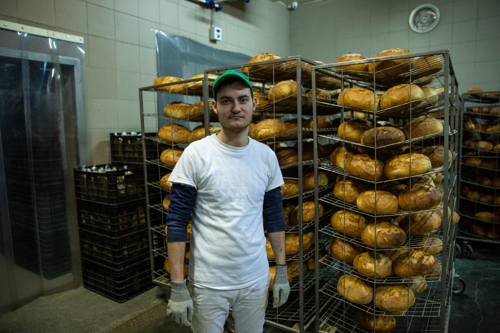 Am vorbit cu Piumal și Mahinda, muncitorii din Sri Lanka angajați la brutăria din Ditrău. Unul a plâns când a aflat că localnicii vor să-i alunge: „A fost o neînțelegere, romanian people good”