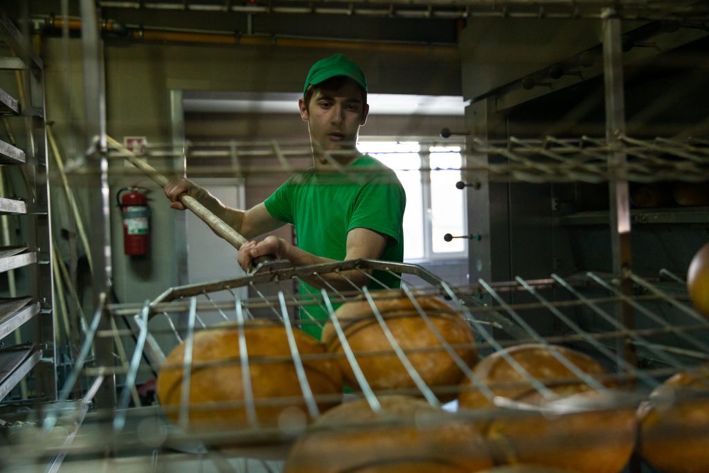 Am vorbit cu Piumal și Mahinda, muncitorii din Sri Lanka angajați la brutăria din Ditrău. Unul a plâns când a aflat că localnicii vor să-i alunge: „A fost o neînțelegere, romanian people good”