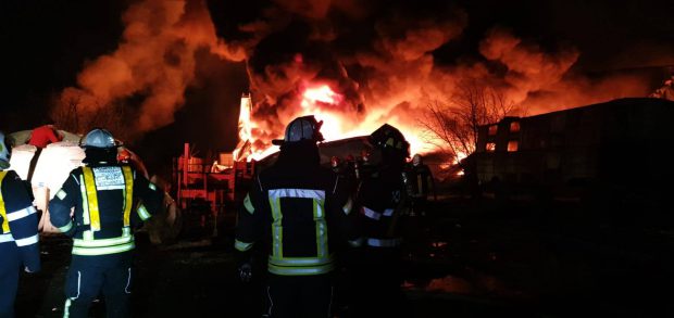 Incendiu la o hală din Godeni, județul Argeș. Pompierii intervin cu șase autospeciale
