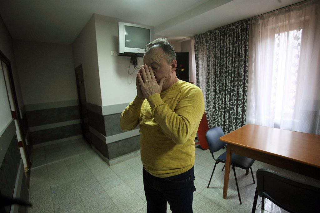 Am fost la Mogoșești, localitatea unde primarul a plătit ca să facă sex cu minore, chiar în sediul primăriei. Sătenii îl apără: „El e Trump al nostru!”
