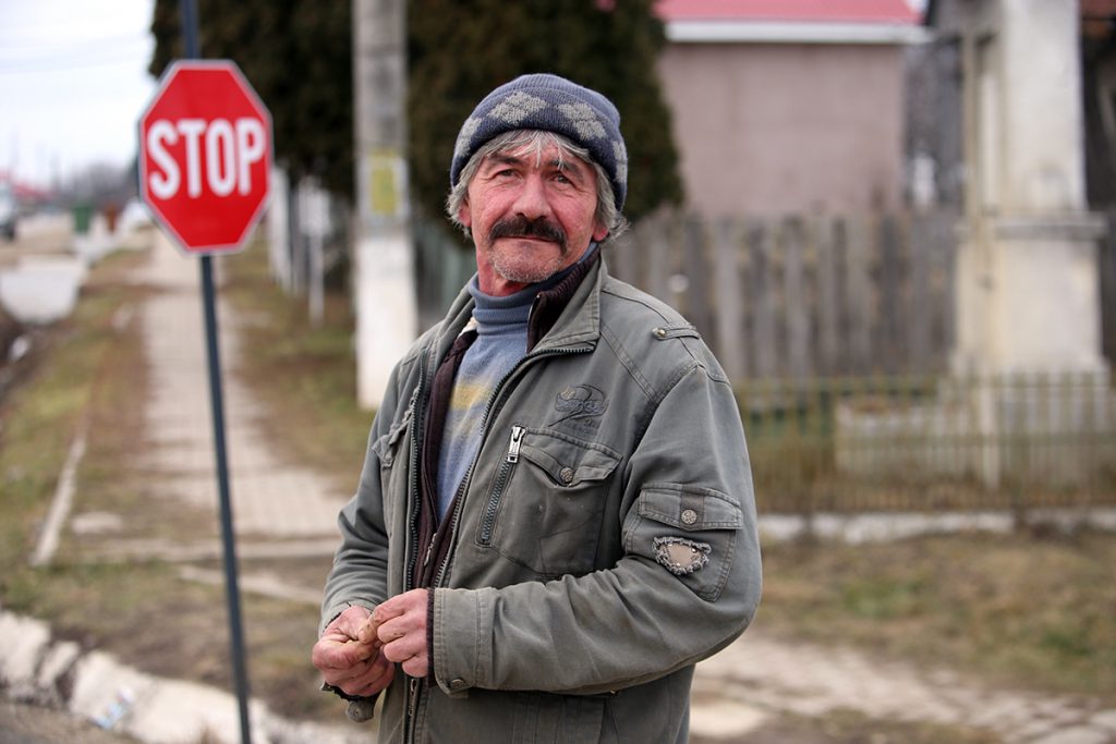 Am fost la Mogoșești, localitatea unde primarul a plătit ca să facă sex cu minore, chiar în sediul primăriei. Sătenii îl apără: „El e Trump al nostru!”