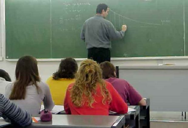 Parlamentarii care vor să schimbe legea ca profesorii agresivi să nu mai predea. „Temerea de scandal îi face pe directori să apeleze la mușamalizare”