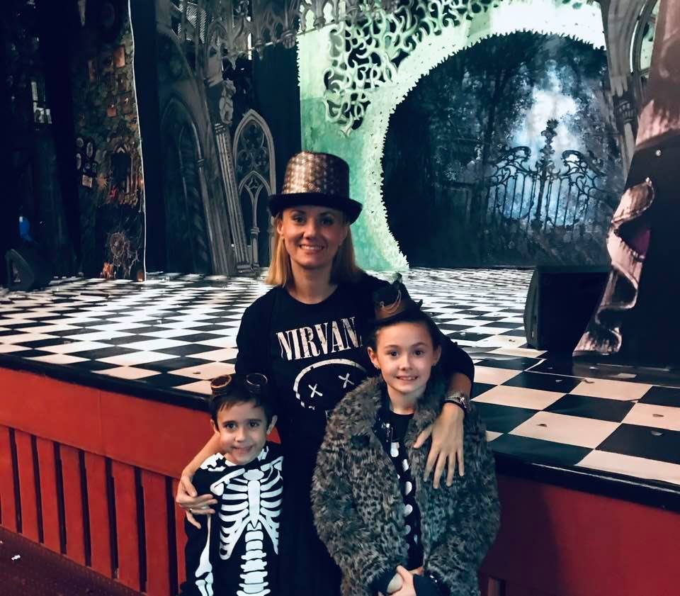 Oana Ioniță și copiii ei dansează alături de cei aflați în izolare. „E un program pentru a nu vă plictisi acasă și a vă menține sănătoși”