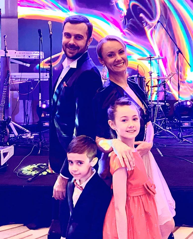 Oana Ioniță și copiii ei dansează alături de cei aflați în izolare. „E un program pentru a nu vă plictisi acasă și a vă menține sănătoși”