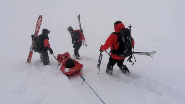 Intervenție dificilă în Sibiu. Doi schiori, prinși într-o avalanșă în Valea Doamnei