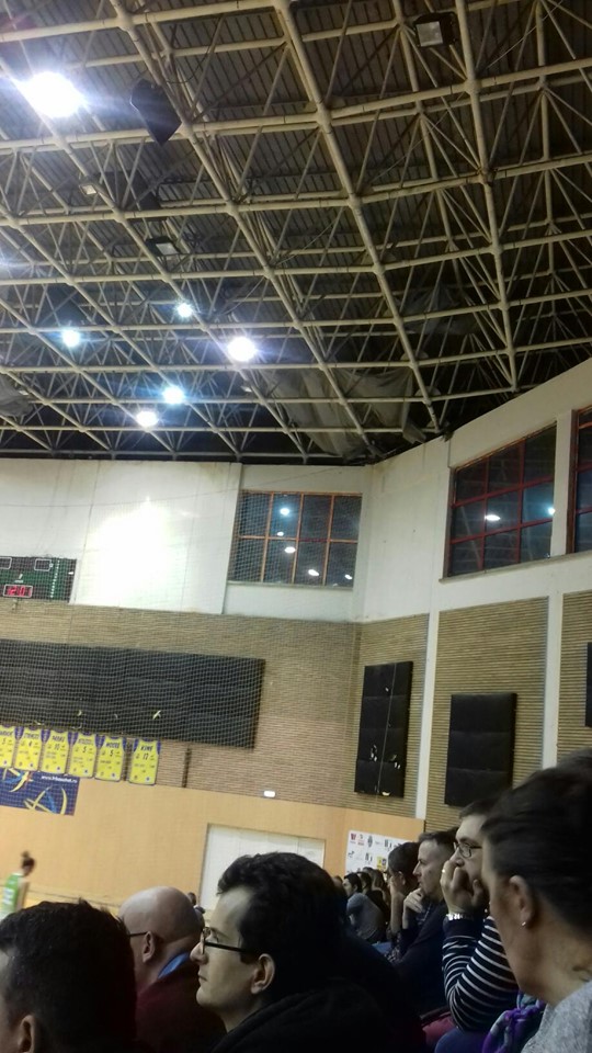 Un electrician a murit după ce a căzut de sub acoperișul Sălii Sporturilor din Arad. Strângea apa care curgea prin găurile din tavan. DJTS și MTS: ”Nu l-am pus noi să urce acolo”