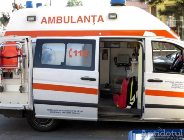 O fată de 15 ani a murit în ambulanță, în drum spre spital, după ce câteva zile s-a tratat acasă pentru răceală.”Săptămâna trecută era premiată la fizică și matematică”
