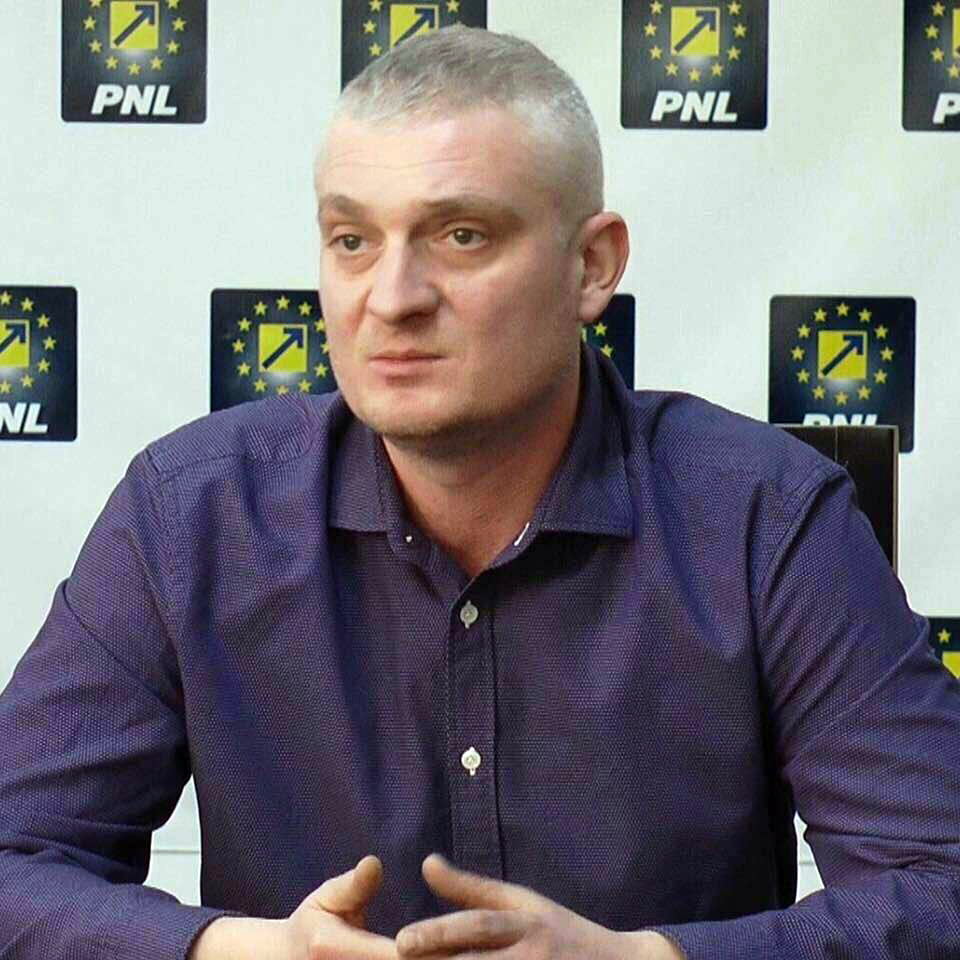 Cum iau case clanurile și politicienii la Brașov: „Chiar de Ziua Femeii, pe 8 martie, au pus un coșciug în fața casei mamei mele de 77 de ani, ca să o sperie. Ne-am mutat!”