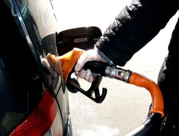 Petrolul galopează spre 100 de dolari pe baril. Spectrul unor noi scumpiri la carburanți planează asupra României