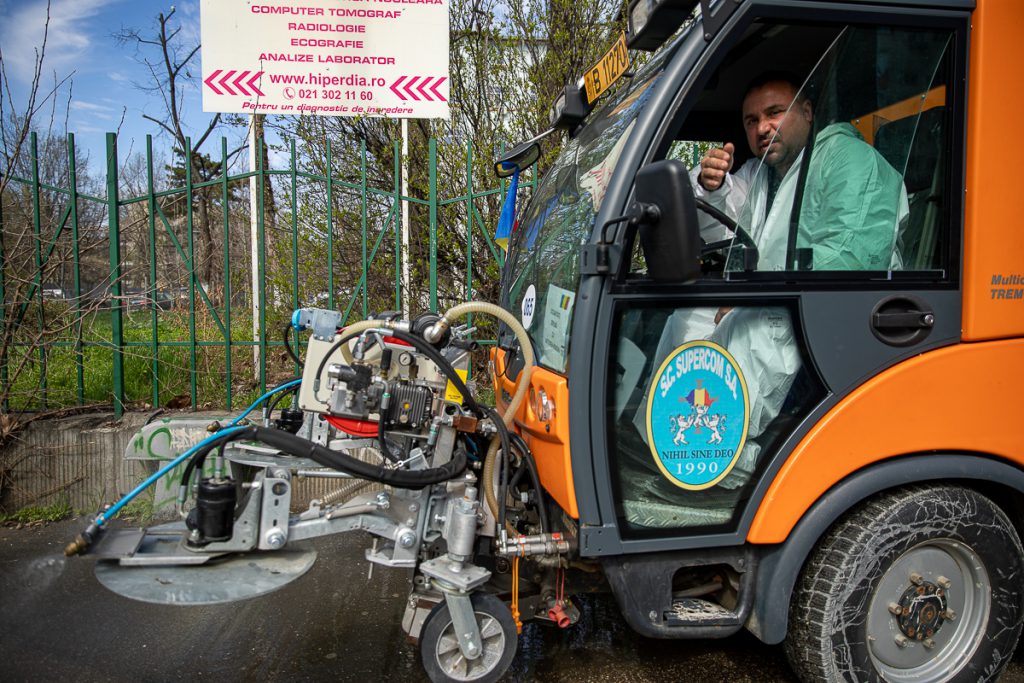 Oamenii nimănui. Măturătorii şi gunoierii din Bucureşti muncesc fără mănuși și măști: “Ne-am cumpăra noi singuri, dar de unde?”