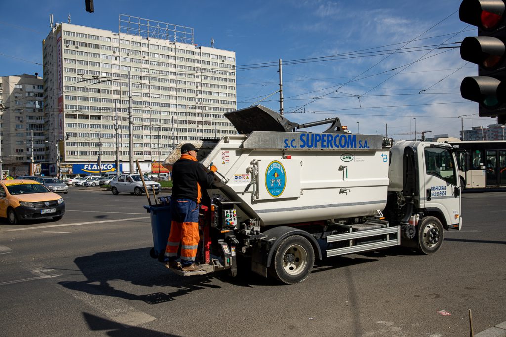 Oamenii nimănui. Măturătorii şi gunoierii din Bucureşti muncesc fără mănuși și măști: “Ne-am cumpăra noi singuri, dar de unde?”