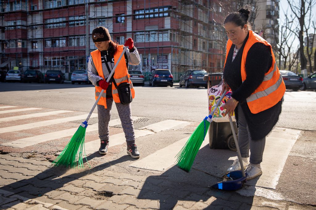 Oamenii nimănui. Măturătorii şi gunoierii din Bucureşti muncesc fără mănuși și măști: “Ne-am cumpăra noi singuri, dar de unde?”