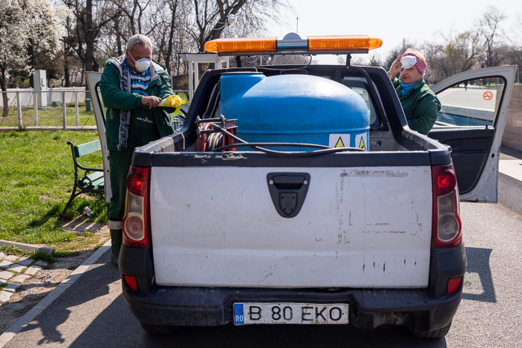 Oamenii nimănui. Măturătorii şi gunoierii din Bucureşti muncesc fără mănuși și măști: “Ne-am cumpăra noi singuri, dar de unde?”