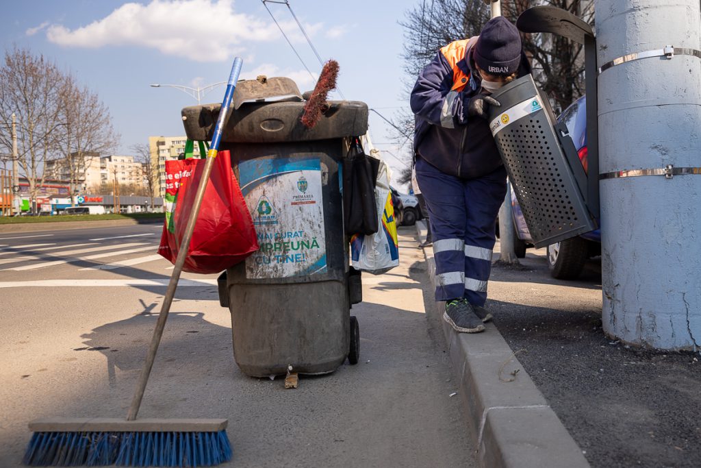 Oamenii nimănui. Măturătorii şi gunoierii din Bucureşti muncesc fără mănuși și măști: “Ne-am cumpăra noi singuri, dar de unde?”