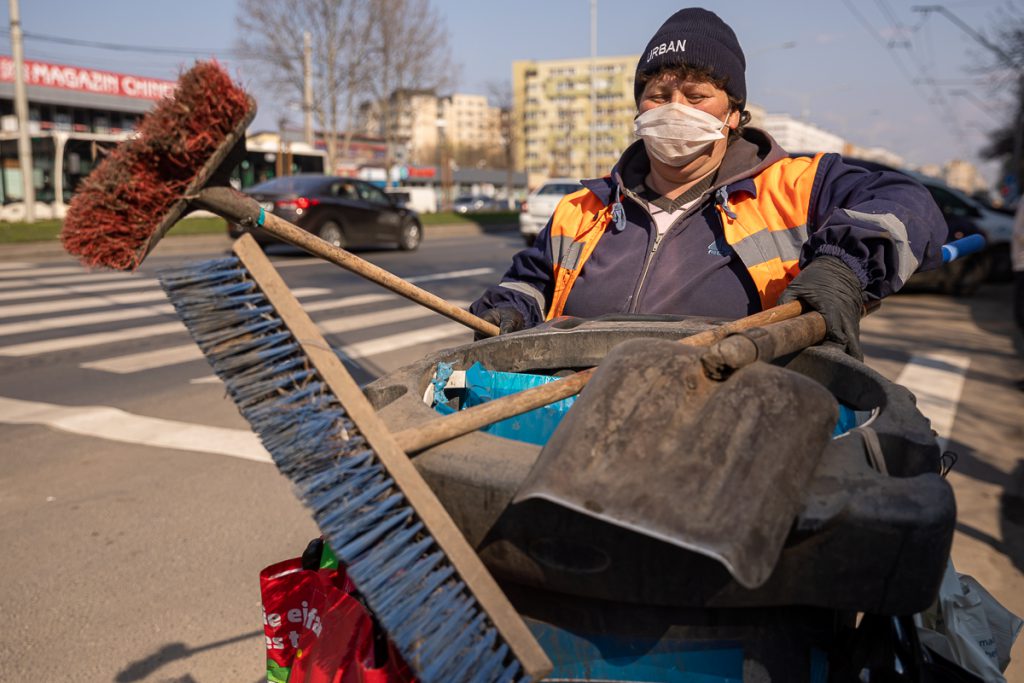 Oamenii nimănui. Măturătorii şi gunoierii din Bucureşti muncesc fără mănuși și măști: “Ne-am cumpăra noi singuri, dar de unde?”