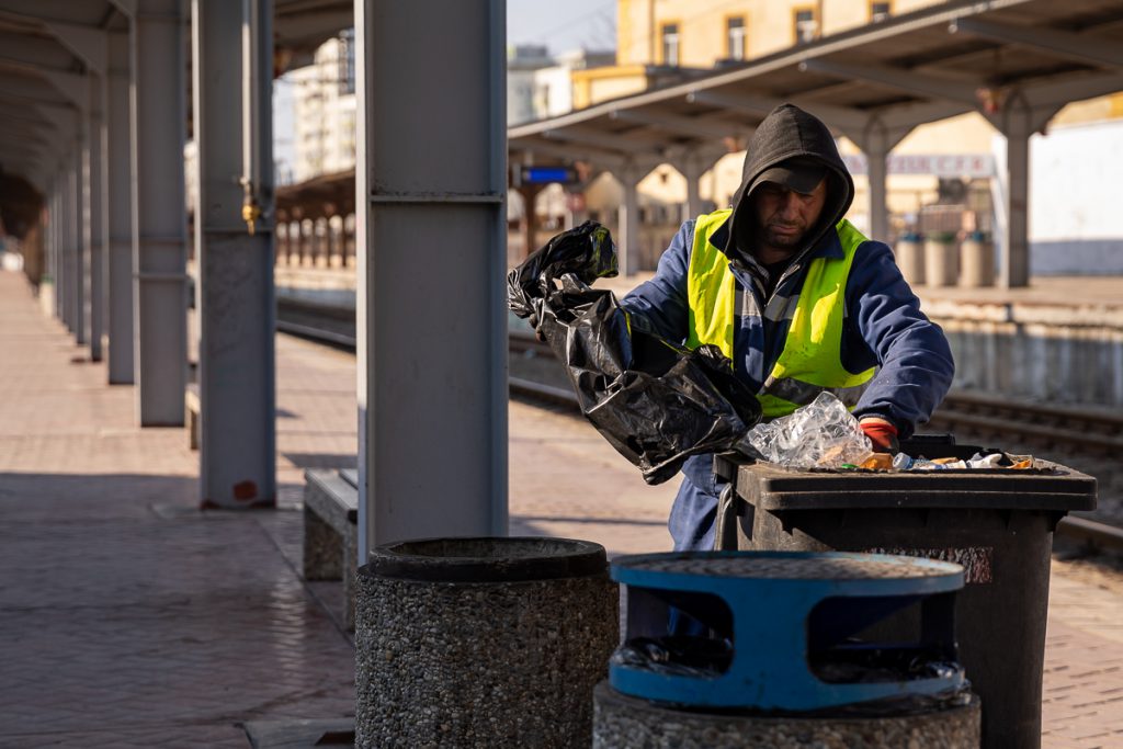 Oamenii nimănui. Măturătorii şi gunoierii din Bucureşti muncesc fără mănuși și măști: “Ne-am cumpăra noi singuri, dar de unde?”