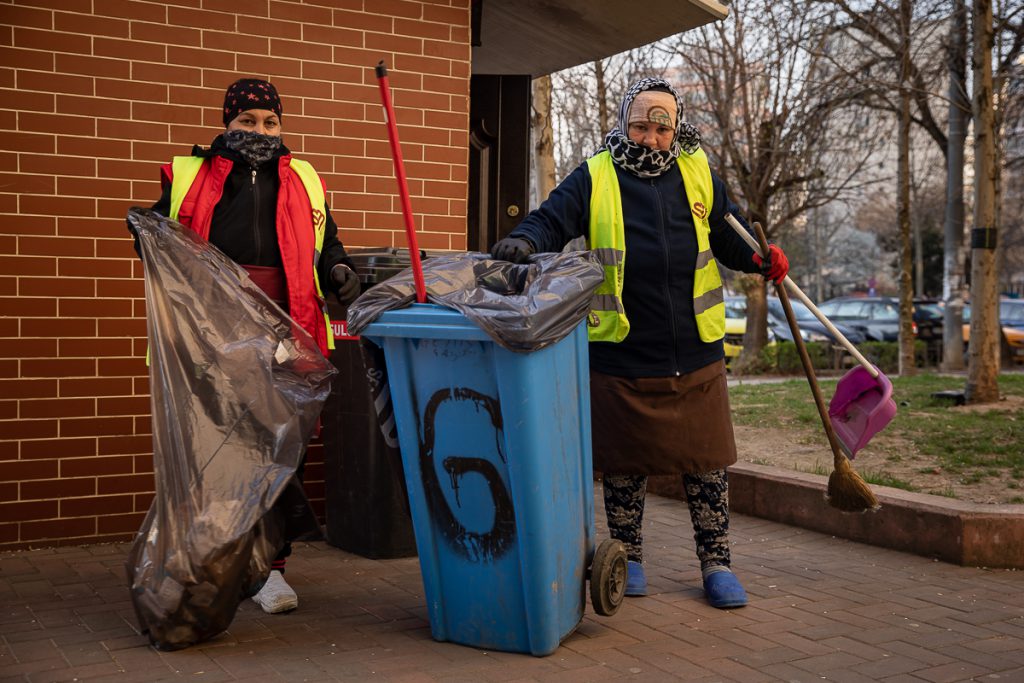 Oamenii nimănui. Măturătorii şi gunoierii din Bucureşti muncesc fără mănuși și măști: “Ne-am cumpăra noi singuri, dar de unde?”