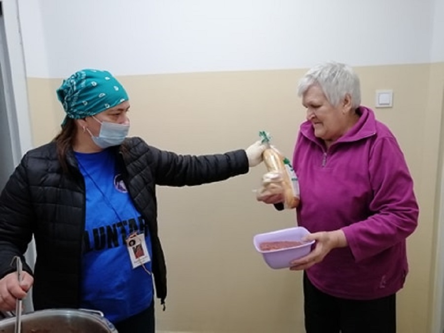 Iubirea de oameni, mai presus decât frica de coronavirus. Povestea unei femei din Bârlad, ”îngerul păzitor” al celor bătrâni și necăjiți