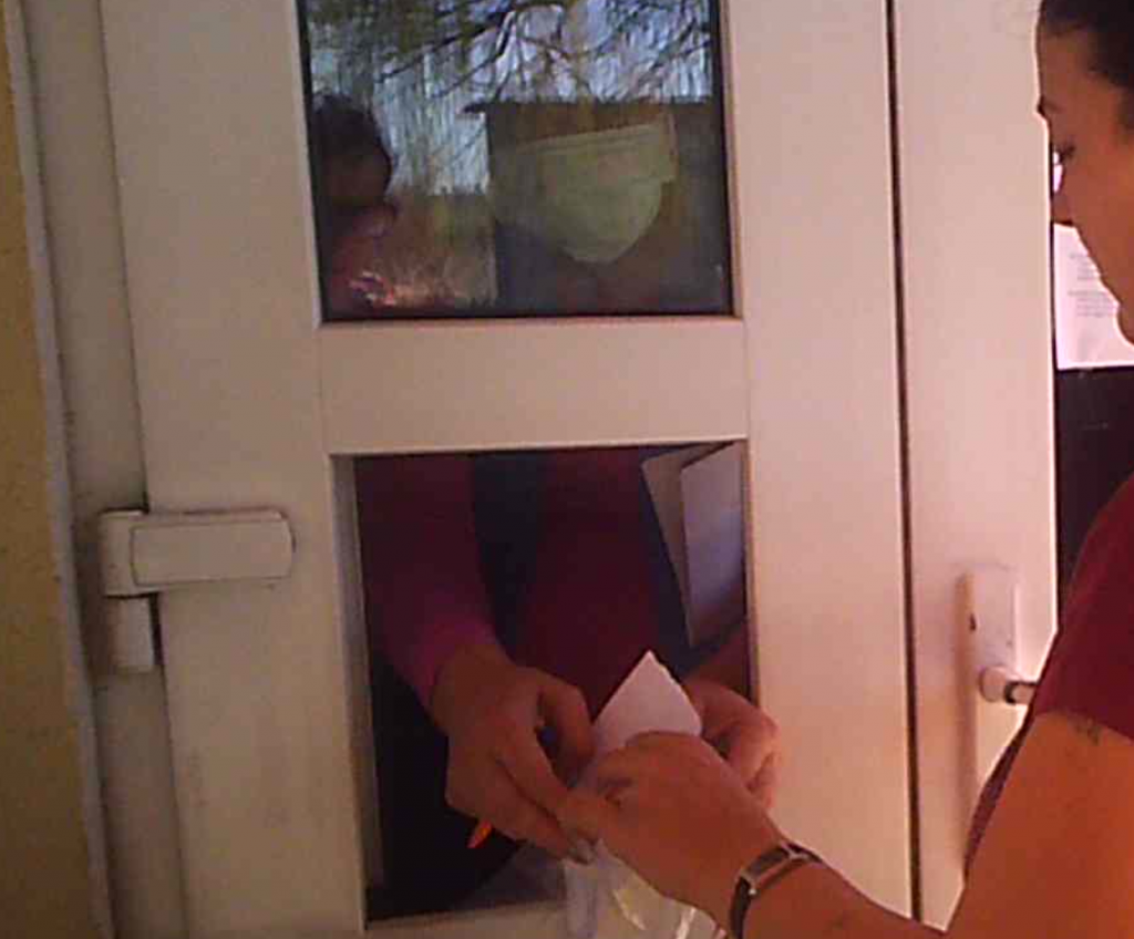 Carantină de coronavirus la Giurgiu: "Mâncarea pare puţină pentru că e pusă în caserole"