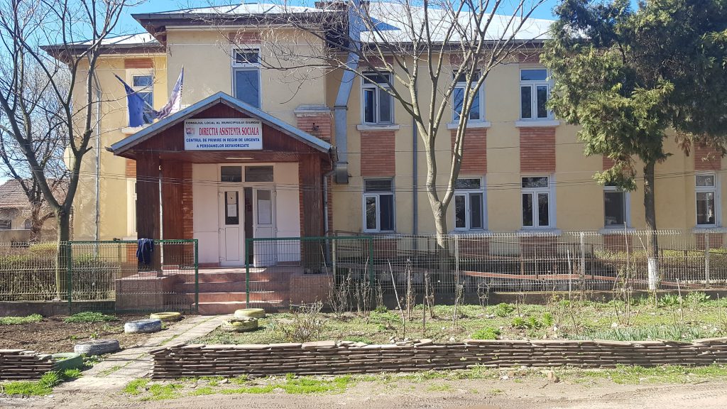 Carantină de coronavirus la Giurgiu: "Mâncarea pare puţină pentru că e pusă în caserole"