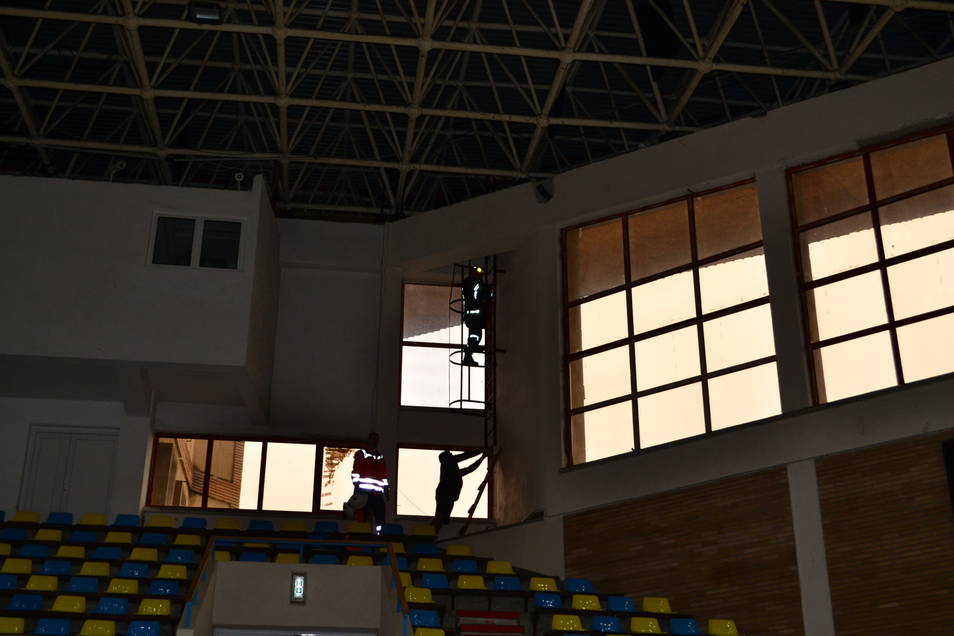 Un electrician a murit după ce a căzut de sub acoperișul Sălii Sporturilor din Arad. Strângea apa care curgea prin găurile din tavan. DJTS și MTS: ”Nu l-am pus noi să urce acolo”
