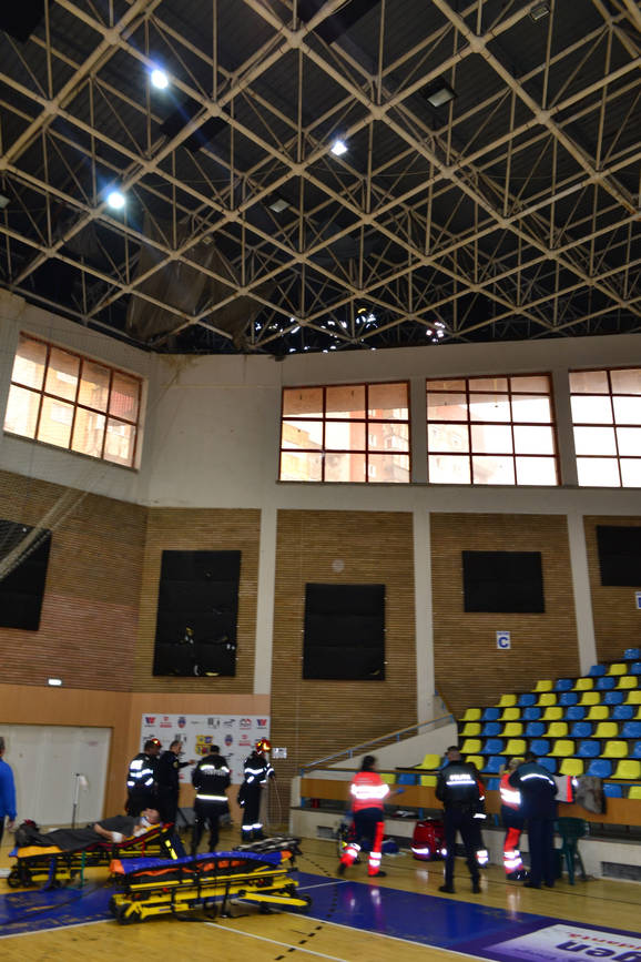 Un electrician a murit după ce a căzut de sub acoperișul Sălii Sporturilor din Arad. Strângea apa care curgea prin găurile din tavan. DJTS și MTS: ”Nu l-am pus noi să urce acolo”