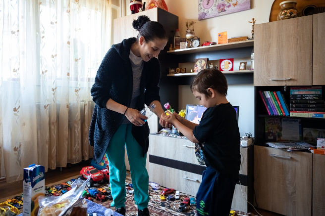 Din ce trăiesc menajerele și ”meseriașii” din case? Au cinci copii și și-au pierdut joburile din cauza coronavirusului