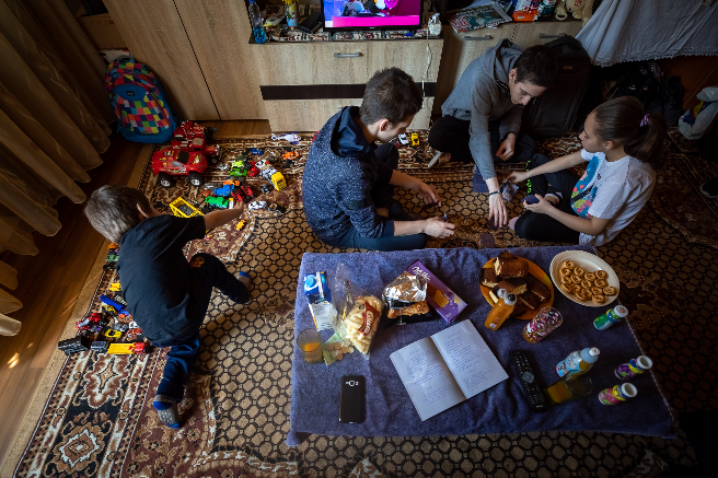 Din ce trăiesc menajerele și ”meseriașii” din case? Au cinci copii și și-au pierdut joburile din cauza coronavirusului