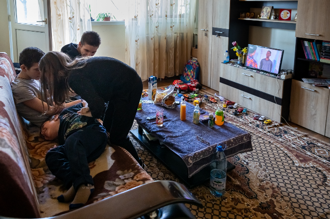 Din ce trăiesc menajerele și ”meseriașii” din case? Au cinci copii și și-au pierdut joburile din cauza coronavirusului