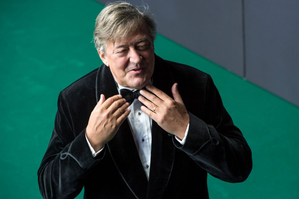 Secretul actorului și scriitorului Stephen Fry pentru a face față izolării: “Faceți-vă un program pe ore și țineți-vă de el!”