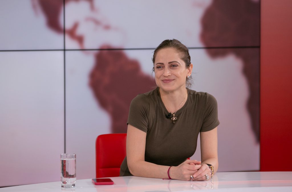 Irina, fiica lui Dem Rădulescu, strânge obiectul norocos la piept de fiecare dată când urcă pe scenă: „Talismanul meu este o cruce primită de la tata”