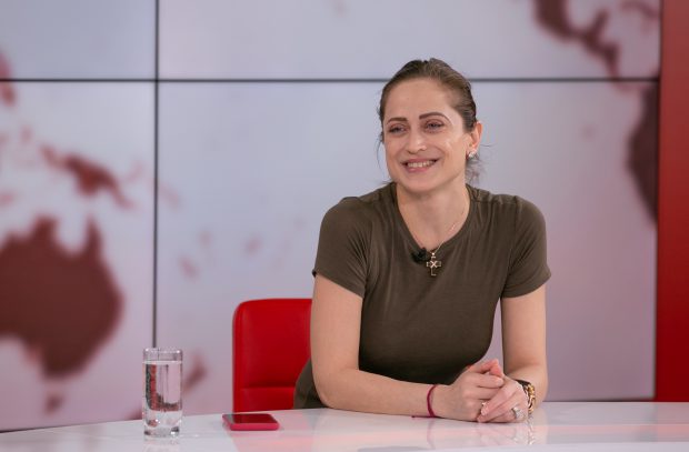 Irina, fiica lui Dem Rădulescu, strânge obiectul norocos la piept de fiecare dată când urcă pe scenă:  „Talismanul meu este o cruce primită de la tata”