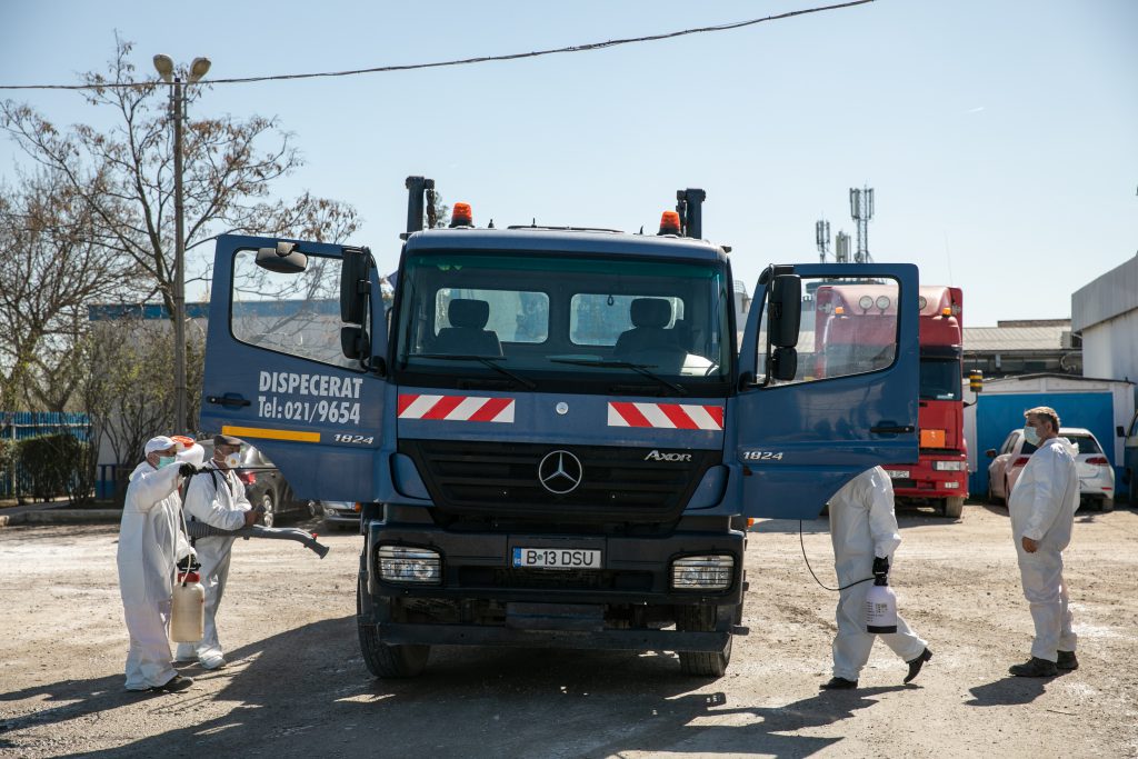 Mașinile de gunoi sunt dezinfectate la fiecare intrare și ieșire din sediu
