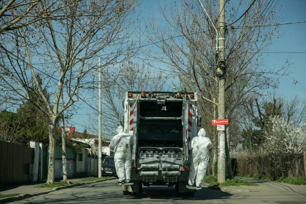 Eroii necunoscuți. 4.000 de ”gunoieri” înfruntă în București pandemia de coronavirus și stigmatizarea: ”Fără ei, în trei zile avem și holeră”