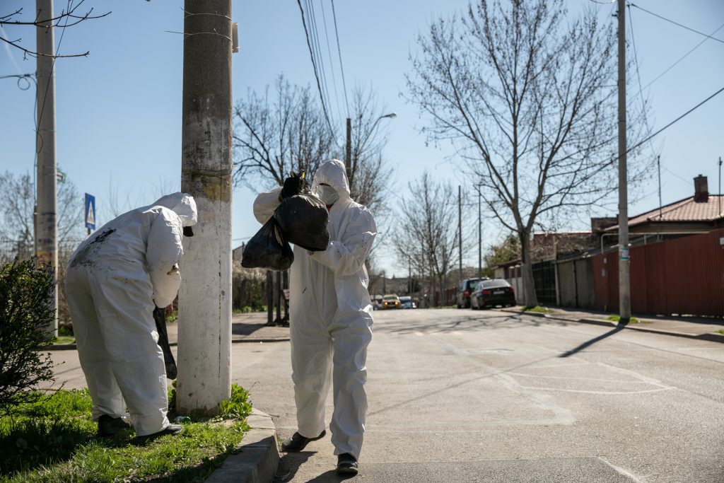 Eroii necunoscuți. 4.000 de ”gunoieri” înfruntă în București pandemia de coronavirus și stigmatizarea: ”Fără ei, în trei zile avem și holeră”