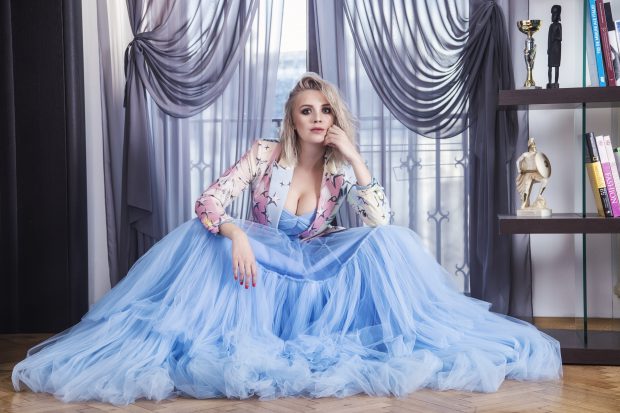 Imagine Stire Cum se împarte Diana Dumitrescu între jobul de gazdă tv la „Mireasă” și cel de mamă | 2review.ro