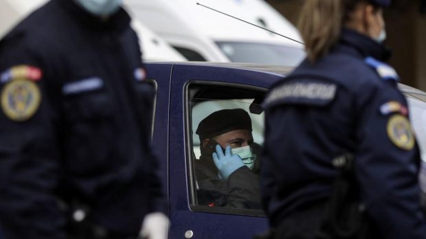 Evadare nereușită pentru un bărbat din Galați, infectat cu Covid-19. Și-a săpat drum cu lopata pentru a ieși din carantină, dar a dat de jandarmi