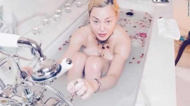 Imagine Stire Madonna a fost criticată de fani după un mesaj controversat despre coronavirus postat pe Twitter | 2review.ro