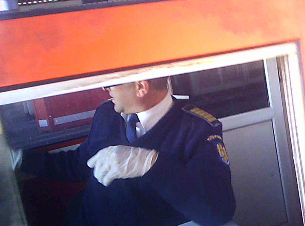 Poliţiştii de frontieră au apă în sticle, în loc de dezinfectant: „Dacă mi-e frică, acum ce să fac?!”
