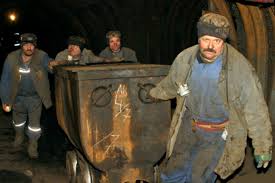 Sindicaliştii din CE Oltenia cer reducerea activității în subteran: „Minerii merg la muncă în autobuze supraaglomerate, se schimbă cu sutele într-un vestiar”