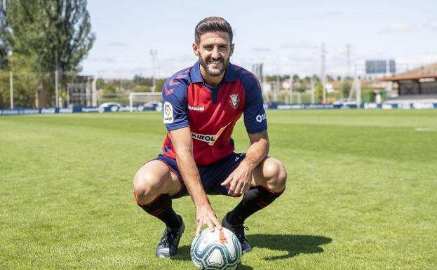 Ce metode de pregătire au mai găsit sportivii pentru perioada de izolare. Canapeaua în loc de cal cu mânere și tenis cu piciorul peste gardul viu