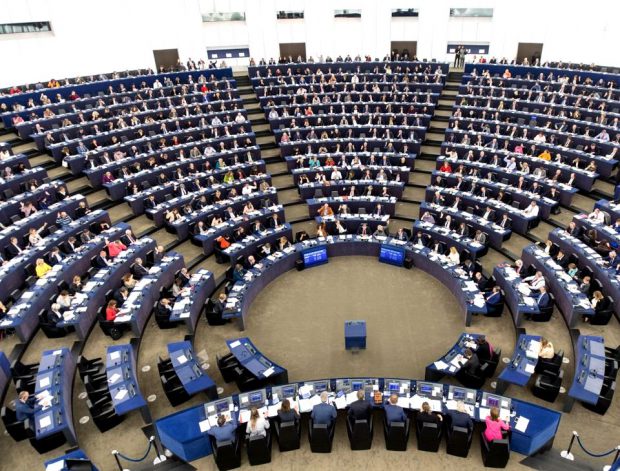 Parlamentul European a votat pentru accelerarea livrărilor de arme către Ucraina și creșterea stocurilor UE